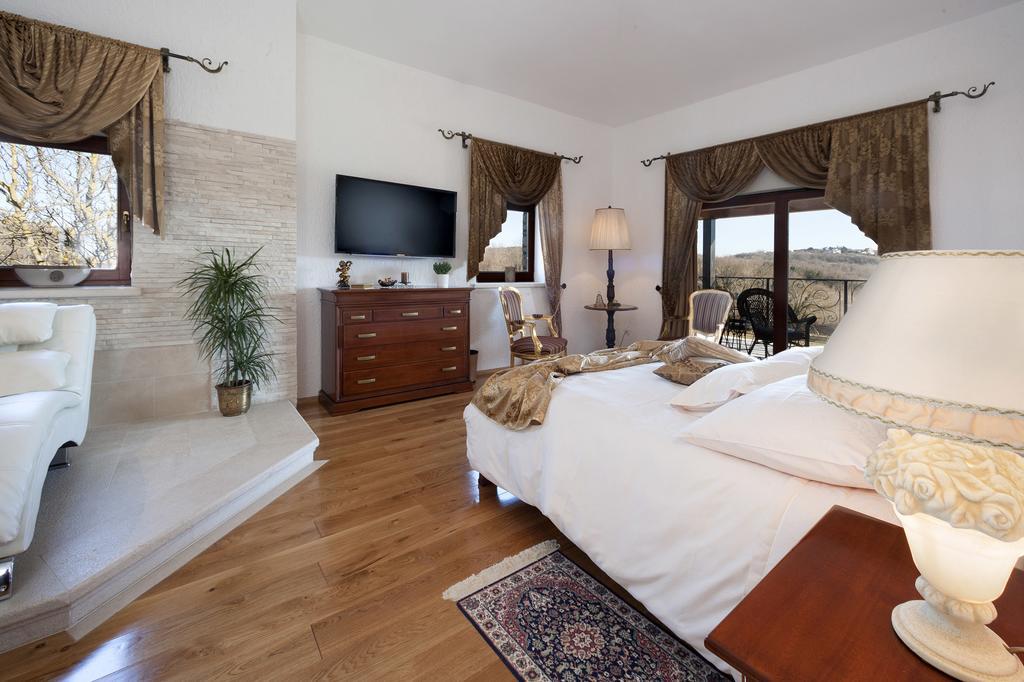 Villa Castello Rausch Valkarin Szoba fotó